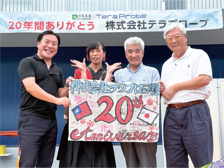 当日ご出演いただいたマジシャンと当社取締役3名